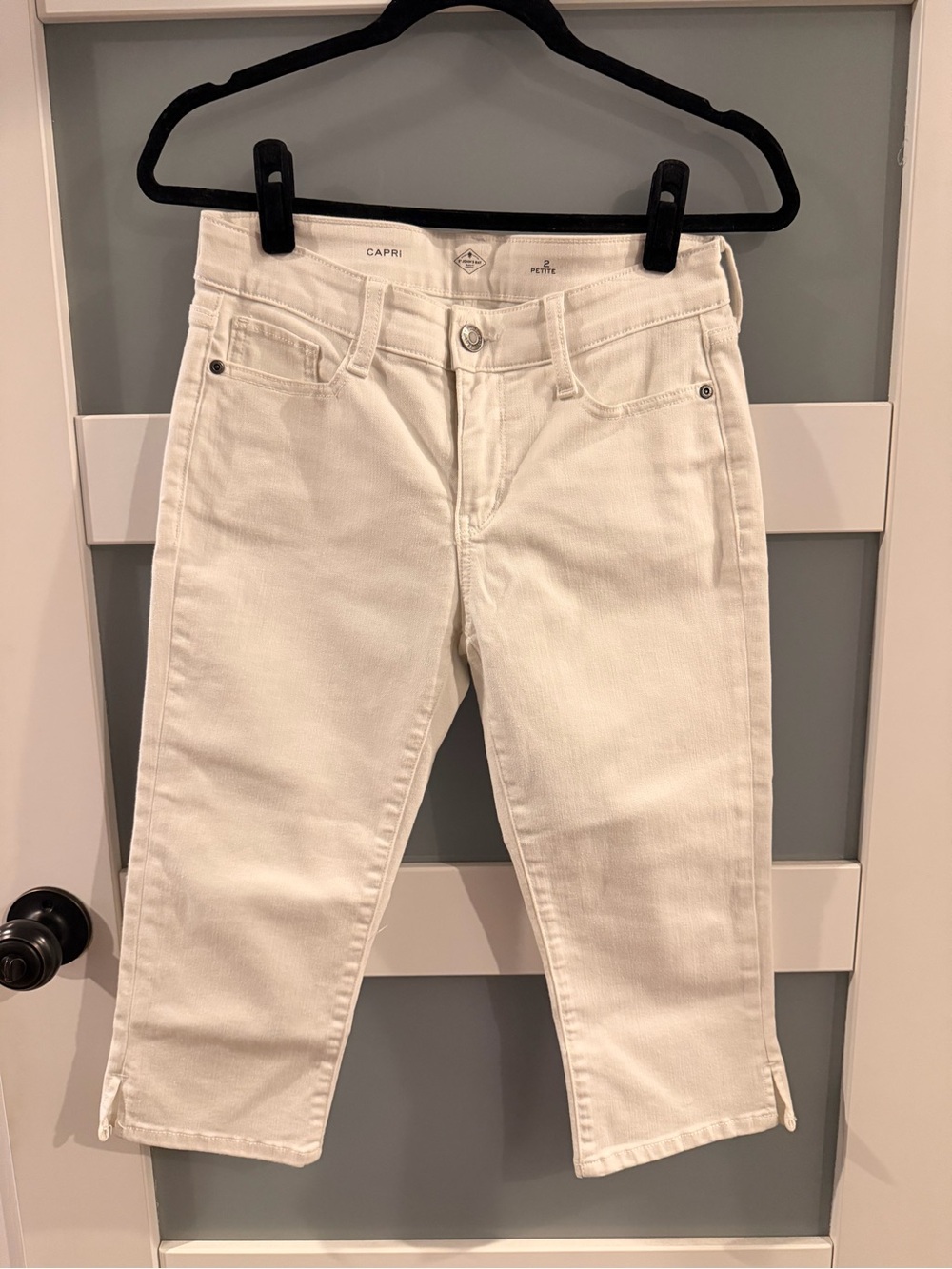 St. John's Bay White Cropped Capri Jeans